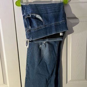 Boot cut jeans w/rip detail *short*